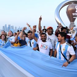 Aficionados argentinos animan frente al reloj de la cuenta atrás de la Copa Mundial de la FIFA en Doha, antes del torneo de fútbol de la Copa Mundial de la FIFA Qatar 2022. | Foto:KIRILL KUDRYAVTSEV / AFP