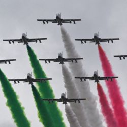 Aviones de la unidad acrobática de la Fuerza Aérea Italiana Frecce Tricolori (Flechas Tricolores) esparcen humo con los colores de la bandera italiana mientras sobrevuelan Roma como parte de las celebraciones del Día de la Unidad Nacional y de las Fuerzas Armadas, que marcan el final de la Primera Guerra Mundial en Italia. | Foto:ANDREAS SOLARO / AFP