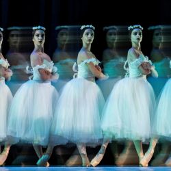 Bailarines del Ballet Nacional de Cuba actúan durante el 27º Festival Internacional de Ballet de La Habana Alicia Alonso en el teatro Nacional de La Habana. | Foto:YAMIL LAGE / AFP