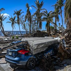 En la foto se ve un coche destrozado en la isla de Matlacha, en el condado de Lee, Florida, tras el paso del huracán Ian. | Foto:Giorgio Viera / AFP