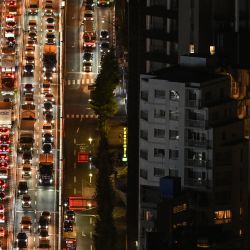 Esta imagen aérea muestra el tráfico abriéndose paso desde Roppongi en dirección a la zona de Shibuya en Tokio. | Foto:Richard A. Brooks / AFP