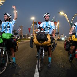 Los ciclistas argentinos Matías Villarroel, Leandro Blanco, Silvio Gatti y Lucas Ledezma celebran su llegada a Doha, antes del torneo de fútbol de la Copa Mundial de la FIFA Qatar 2022. | Foto:KIRILL KUDRYAVTSEV / AFP