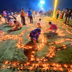 Los devotos encienden las tradicionales lámparas de aceite mientras celebran el festival hindú de 'Dev Deepawali' en Sangam, la confluencia de los ríos Ganges, Yamuna y el mítico Saraswati en Prayagraj. | Foto:SANJAY KANOJIA / AFP