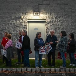 Simpatizantes del candidato republicano al Senado de Estados Unidos, Mehmet Oz, esperan para entrar en un mitin en el condado de Bucks, Pensilvania. | Foto:ED JONES / AFP