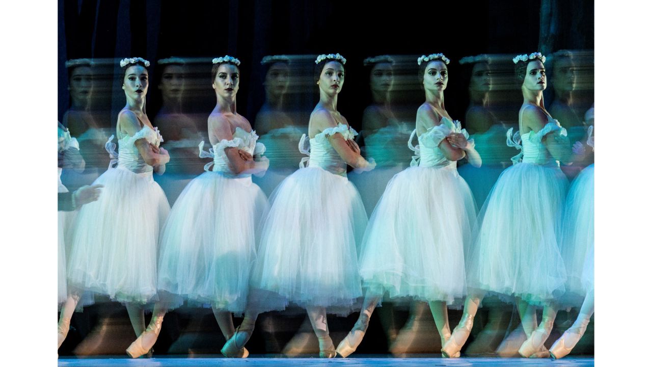 Bailarines del Ballet Nacional de Cuba actúan durante el 27º Festival Internacional de Ballet de La Habana Alicia Alonso en el teatro Nacional de La Habana. | Foto:YAMIL LAGE / AFP
