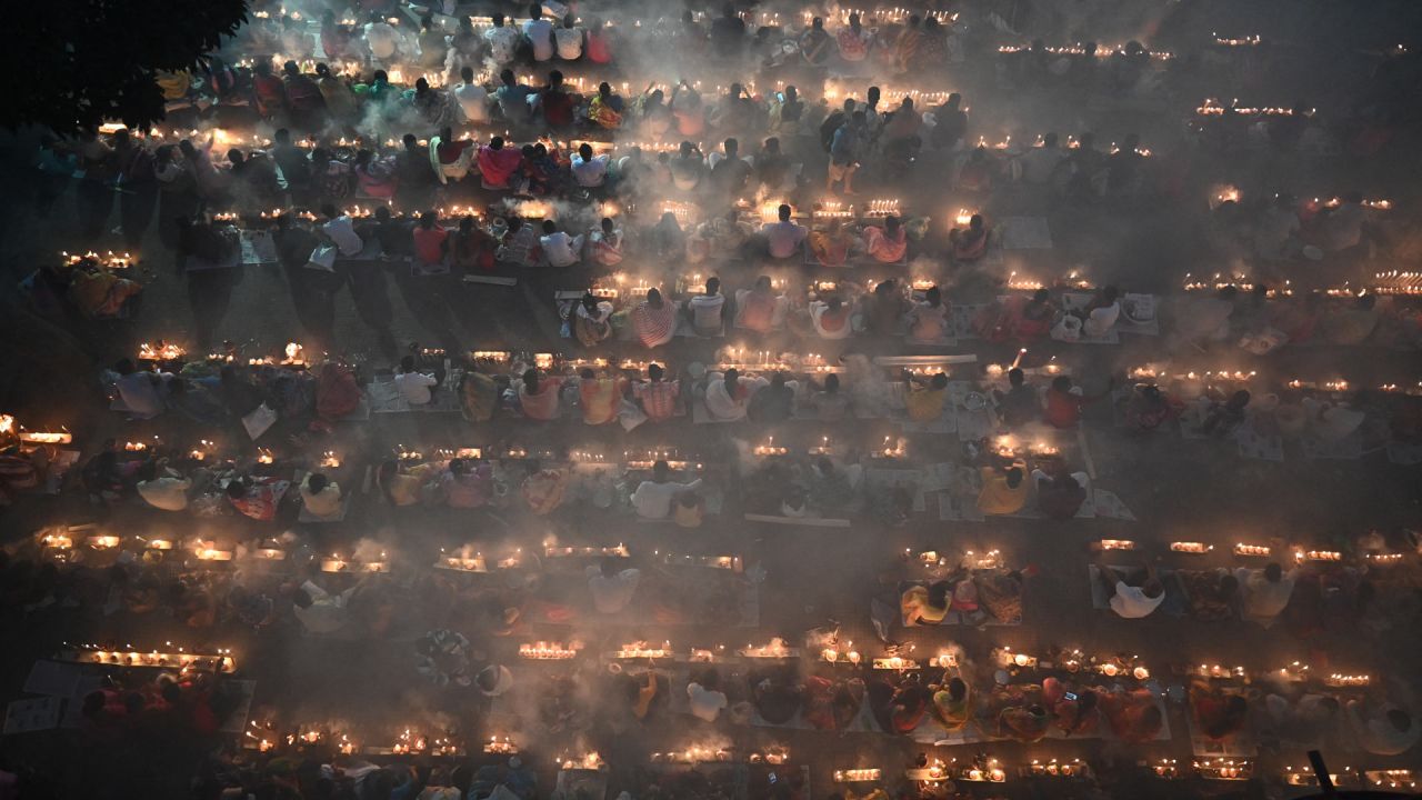 Devotos hindúes ofrecen oraciones en el templo Shri Shri Lokanath Brahmachari durante el festival de ayuno religioso hindú de 'Rakher Upobash' en Narayanganj, Bangladesh. | Foto:MUNIR UZ ZAMAN / AFP