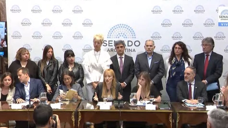 Conferencia de prensa en el Senado
