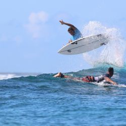 El competidor Atilyo Gonzalves participa en la competición de surf Open Surf de La Reunión en Saint-Leu, en la isla francesa de ultramar de La Reunión. | Foto:RICHARD BOUHET / AFP
