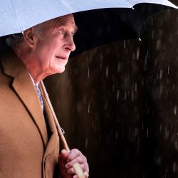 El rey británico Carlos III se refugia de la lluvia bajo un paraguas durante una visita a York Minster en York, norte de Inglaterra. | Foto:Danny Lawson / POOL / AFP