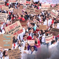 Estudiantes de medicina participan en una manifestación contra el proyecto de ley de financiación de la seguridad social (PLFSS) que añade un año más a los estudios de medicina general, en Toulouse, suroeste de Francia. | Foto:CHARLY TRIBALLEAU / AFP