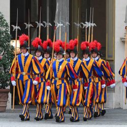 La Guardia Suiza al patio de San Dámaso en el Vaticano antes de la llegada del Rey de Jordania para una audiencia privada con el Papa. | Foto:Vincenzo PInto / AFP