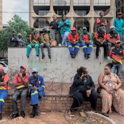 Miembros del Sindicato de Trabajadores Municipales de Sudáfrica (SAMWU) se reúnen durante una huelga por los aumentos salariales en la plaza Beyers Naude, Johannesburgo. | Foto:LUCA SOLA / AFP