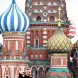 Un hombre se toma una foto selfie frente a la Catedral de San Basilio en la Plaza Roja, en el centro de Moscú, Rusia. | Foto:ALEXANDER NEMENOV / AFP