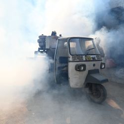 Un trabajador municipal fumiga una localidad para frenar la propagación de infecciones transmitidas por mosquitos en Amritsar, India. | Foto:Narinder Nanu / AFP