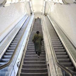 Un viajero sube las escaleras de la estación de metro-RER de Saint-Lazare en París, durante una huelga. | Foto:BERTRAND GUAY / AFP