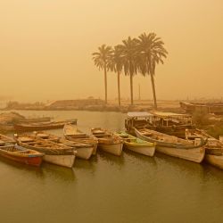 Una vista general muestra barcos durante una tormenta de arena en la ciudad de Basora, en el sur de Irak. | Foto:Hussein Faleh / AFP