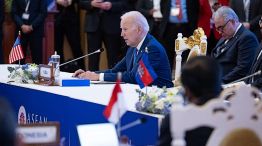 Biden hablando este sábado en su visita a Camboya.