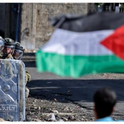 Manifestantes palestinos y fuerzas israelíes se enfrentan tras una protesta contra la expropiación de tierras palestinas por parte de Israel, en el pueblo de Kfar Qaddum en la Cisjordania ocupada, cerca del asentamiento judío de Kedumim. | Foto:JAAFAR ASHTIYEH / AFP