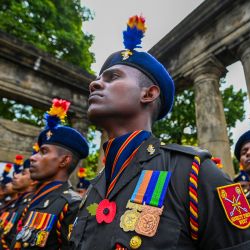 Miembros del personal militar de Sri Lanka asisten a una ceremonia para conmemorar el Día de la Amapola o Día del Recuerdo para rendir respeto a los veteranos de guerra caídos de las dos guerras mundiales, así como del conflicto separatista tamil interno, en el monumento de guerra en Colombo. | Foto:ISHARA S. KODIKARA / AFP