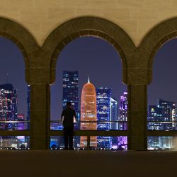 Un hombre mira el horizonte en Doha, antes del torneo de fútbol Qatar 2022. | Foto:GABRIEL BOUYS / AFP