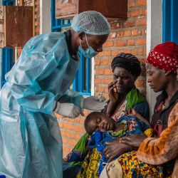 Un niño recibe atención médica en un centro de salud de Kanyaruchinya, tras refugiarse allí mientras huía del conflicto entre las Fuerzas Armadas de la República Democrática del Congo (FARDC) y el M23 (Movimiento 23 de Marzo) en el territorio de Rutsuru, en la RDC. | Foto:AFP
