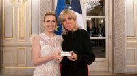Fabiola Yañez, con Brigitte Macron en París.