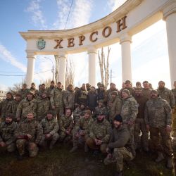 Esta fotografía muestra al presidente ucraniano Volodymyr Zelensky posando para una foto de grupo con militares ucranianos durante su visita a la recién liberada ciudad de Kherson, tras la retirada de las fuerzas rusas del centro estratégico. | Foto:Handout / UKRAINIAN PRESIDENTIAL PRESS SERVICE / AFP