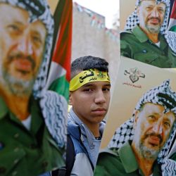 Simpatizantes del movimiento palestino Fatah se reúnen durante una manifestación para conmemorar el 18º aniversario de la muerte del difunto líder palestino Yasser Arafat en la ciudad cisjordana de Nablus. | Foto:ZAIN JAAFAR / AFP