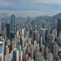 Una vista aérea muestra edificios residenciales y comerciales en Hong Kong, China. | Foto:PETER PARKS / AFP