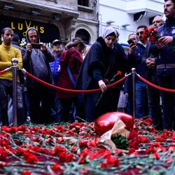 Unas personas depositan flores en un monumento improvisado para las víctimas de la explosión del 13 de noviembre en la concurrida calle comercial de Istiklal en Estambul. - El ministro del Interior de Turquía acusó al proscrito Partido de los Trabajadores del Kurdistán (PKK) de ser el responsable de un atentado en una concurrida calle de Estambul que causó seis muertos y decenas de heridos, y dijo que más de 20 personas han sido detenidas. | Foto:YASIN AKGUL / AFP