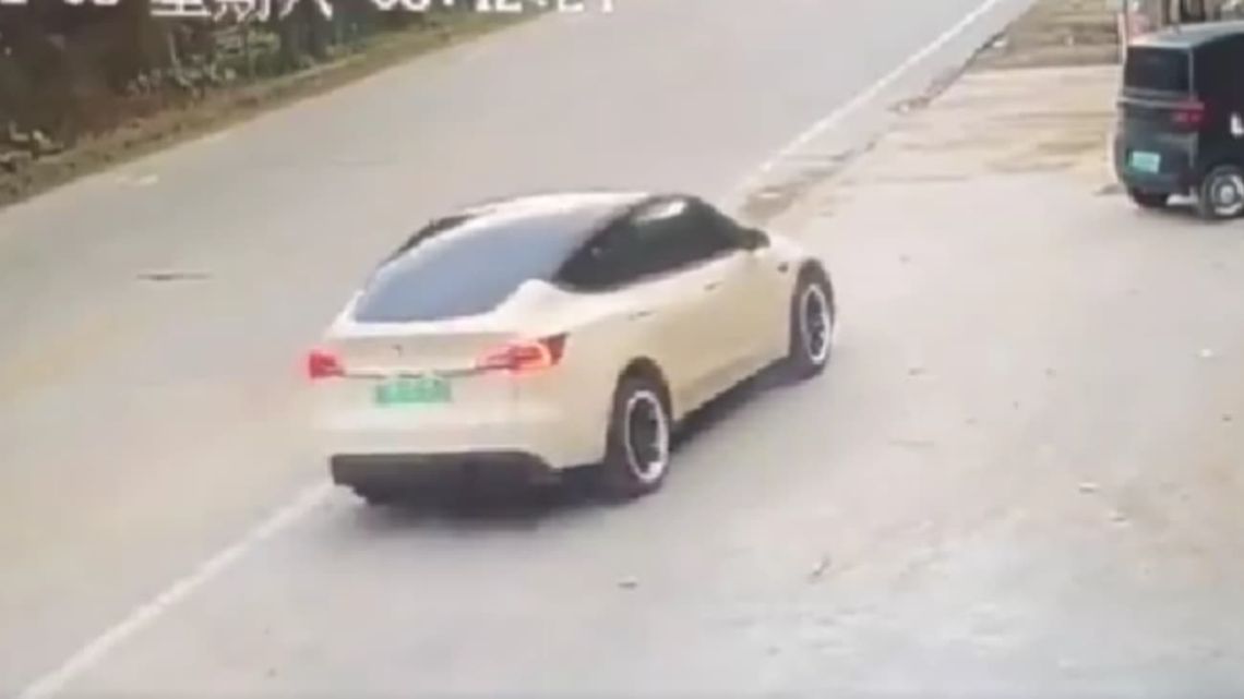 Video: Tesla will gerade anhalten, plötzlich fährt er 200 km/h schnell und tötet zwei Menschen