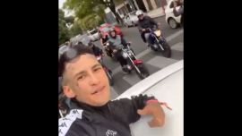 El cantante se filmó liderando una caravana de motoqueros que hacían pruebas de destreza en homenaje a El Noba.