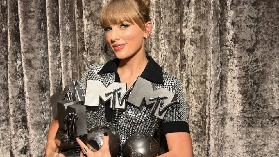 Taylor Swift con sus cuatro premios de los MTV Music Award Europa.