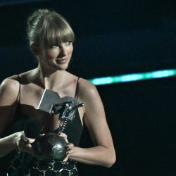 La cantante y compositora estadounidense Taylor Swift posa con el premio al "Mejor vídeo de larga duración" durante los MTV Europe Music Awards 2022 en Düsseldorf, Alemania. | Foto:Sascha Schuermann / AFP