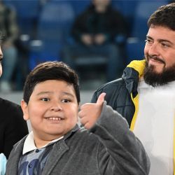 Los hijos del fallecido Diego Maradona Jana, Diego Fernando y Diego Maradona Junior asisten a un amistoso de homenaje "partido por la paz" en memoria de Maradona, en el estadio olímpico de Roma. | Foto:ANDREAS SOLARO / AFP