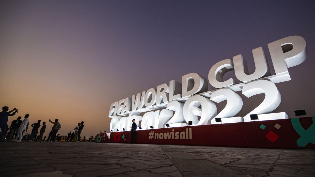 La gente toma fotos del cartel de la Copa del Mundo en Doha, antes del mundial de fútbol de Qatar 2022. | Foto:ANDREJ ISAKOVIC / AFP
