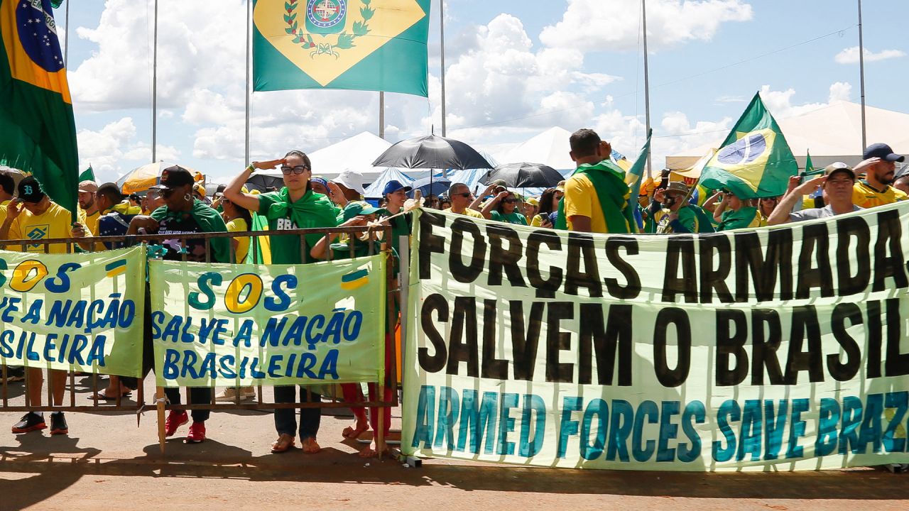 Simpatizantes del presidente brasileño Jair Bolsonaro participan en una manifestación para pedir la intervención federal frente a la sede del Ejército en Brasilia. | Foto:Sergio Lima / AFP