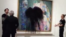 Ecologistas rocían obra de Klimt en un museo de Viena 20221115  