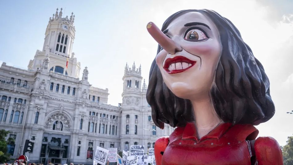 Muñeco ridiculizando a Isabel Ayuso en las protestas madrileñas contra los recortes a la Salud.