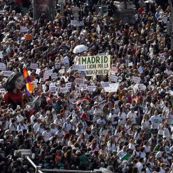 Cientos de miles de manifestantes marchan durante la manifestación convocada por Ciudadanos bajo el lema "Madrid defiende su sanidad pública. Contra la destrucción de la atención primaria" en Madrid. | Foto:OSCAR DEL POZO / AFP