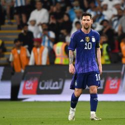El delantero argentino Lionel Messi mira durante el partido de fútbol amistoso entre Argentina y los Emiratos Árabes Unidos en el estadio Mohammed Bin Zayed en Abu Dhabi. | Foto:Ryan Lim / AFP