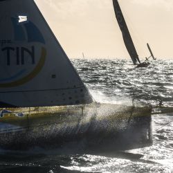 El patrón francés Manuel Cousin navega en su multicasco Ultim Groupe Setin tras la salida de la regata en solitario Route du Rhum, frente a Saint-Malo. | Foto:LOIC VENANCE / AFP