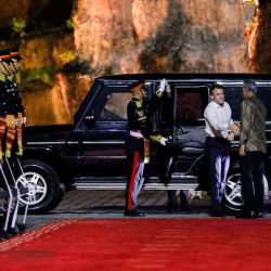 El presidente francés Emmanuel Macron llega a la cena de bienvenida durante la Cumbre del G20 en Badung, en la isla turística indonesia de Bali. | Foto:WILLY KURNIAWAN / POOL / AFP