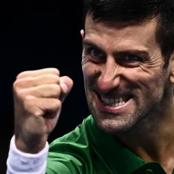 El serbio Novak Djokovic celebra tras ganar su partido de octavos de final contra el ruso Andrey Rublev en el torneo de tenis ATP Finals en Turín. | Foto:MARCO BERTORELLO / AFP