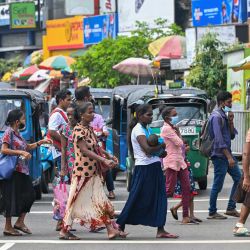 La gente cruza una calle en Colombo, Sri Lanka. | Foto:ISHARA S. KODIKARA / AFP