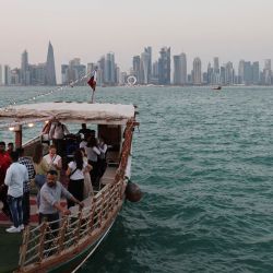La gente disfruta de un paseo en barco en Doha, antes del mundial de fútbol Qatar 2022. | Foto:GIUSEPPE CACACE / AFP