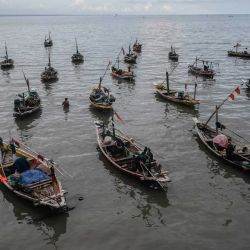 Los pescadores se adentran en el mar para pescar, en Surabaya, Indonesia. | Foto:Juni Kriswanto / AFP