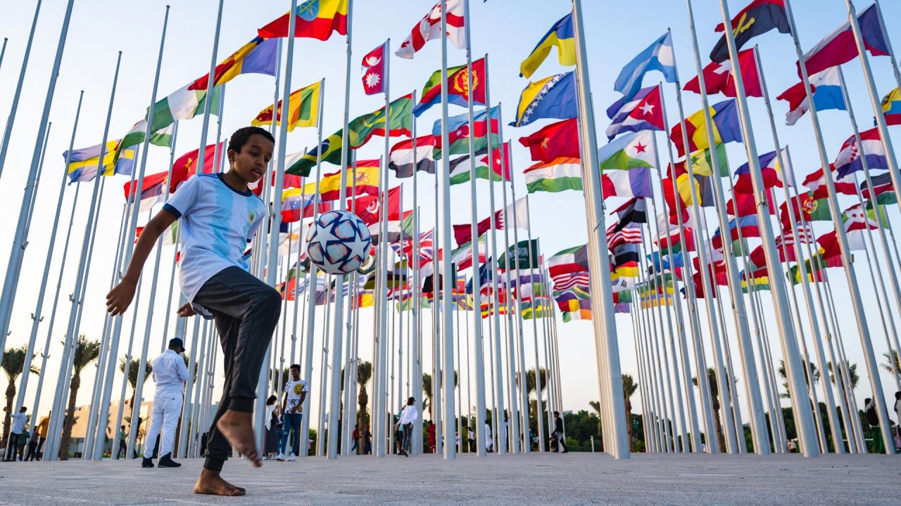 Un niño con la camiseta argentina juega con una pelota en la plaza de la Bandera en Doha, antes del mundial de fútbol Qatar 2022. | Foto:ANDREJ ISAKOVIC / AFP