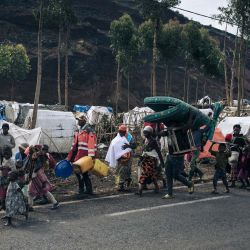 Desplazados por la guerra huyen hacia la ciudad de Goma, al este de la República del Congo. - Miles de desplazados comenzaron a huir después de que los soldados se retiraran a Kanyarushinya, un campamento informal de más de 40.000 personas en el distrito norte de Goma. | Foto:ALEXIS HUGUET / AFP