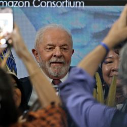El presidente electo de Brasil, Luiz Inacio Lula da Silva, posa para las fotos durante un debate sobre la selva amazónica en la conferencia sobre el clima COP27 en la ciudad turística egipcia de Sharm el-Sheikh. | Foto:Joseph Eid / AFP